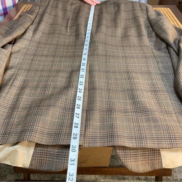 Daniel Cremieux 2 button sports jacket, casual brown plaid. - Picture 4 of 8